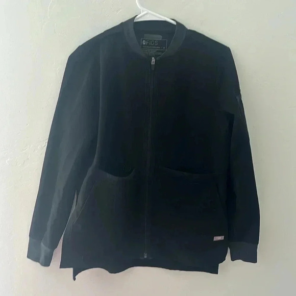 FIGS Bellery Scrub Jacket in Black - Picture 3 of 10